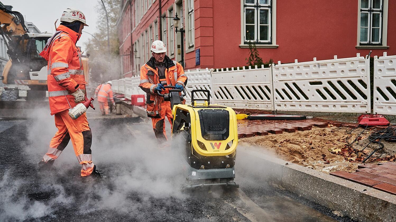 Operai edili che pavimentano una strada con DPU62