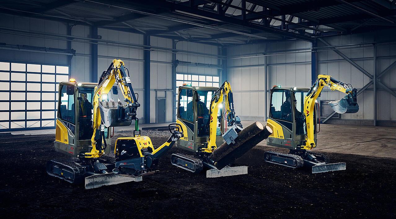 Des mini-pelles alignées dans le hangar industriel