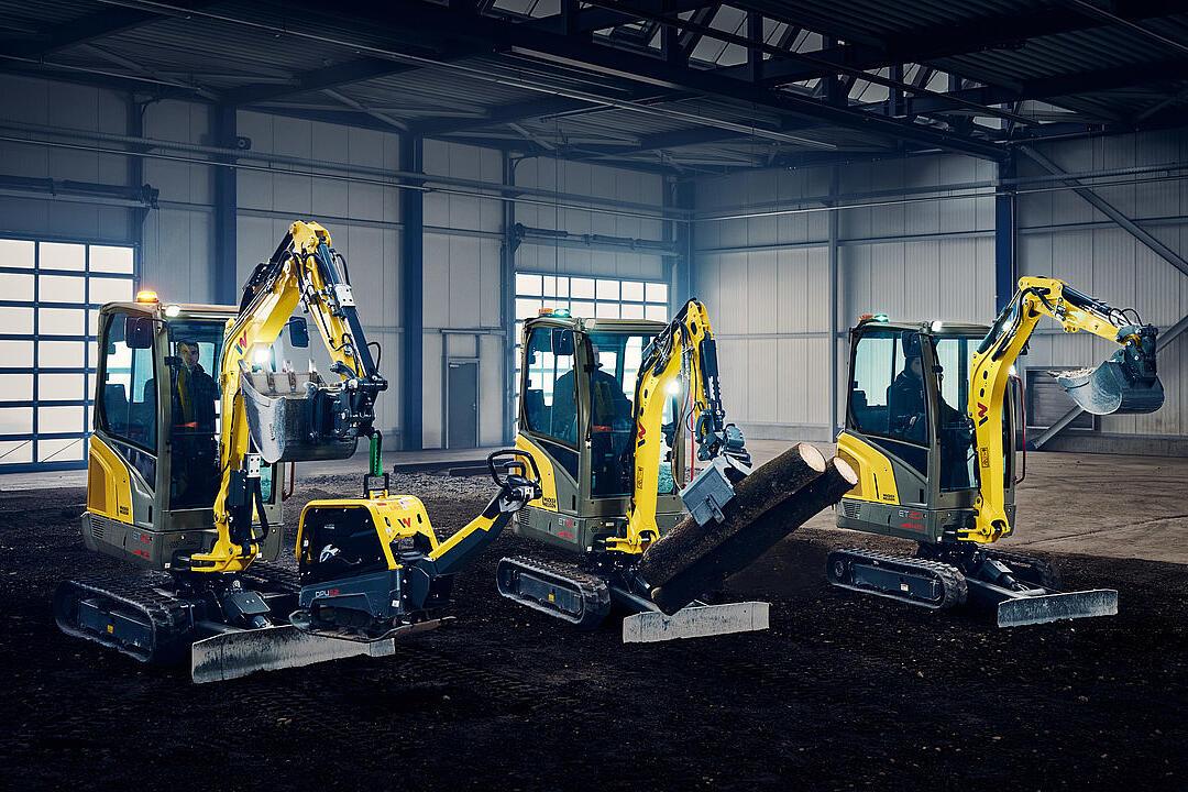Des mini-pelles alignées dans le hangar industriel