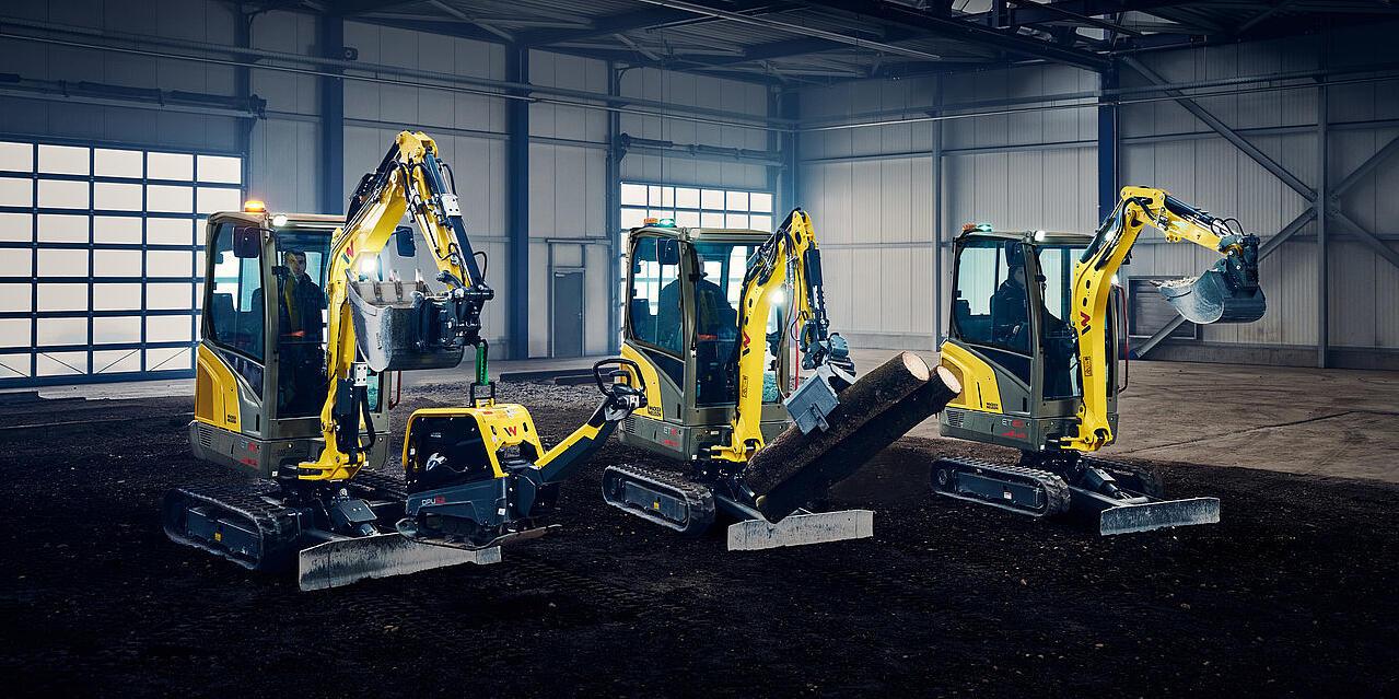 Miniescavatori allineati nel capannone industriale