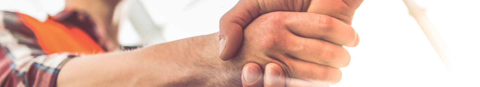 Stretta di mano in un cantiere edile.