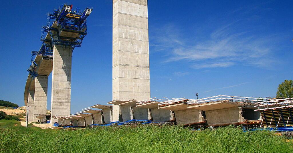 Fondazione lunga in cemento in capannone.