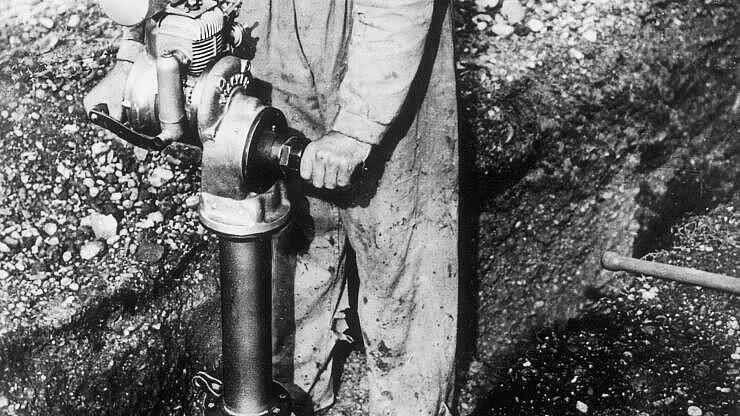 Storico vibrocostipatore con motore a combustione in uso.