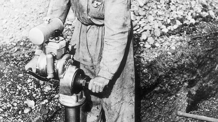 Storico vibrocostipatore con motore a combustione in uso.