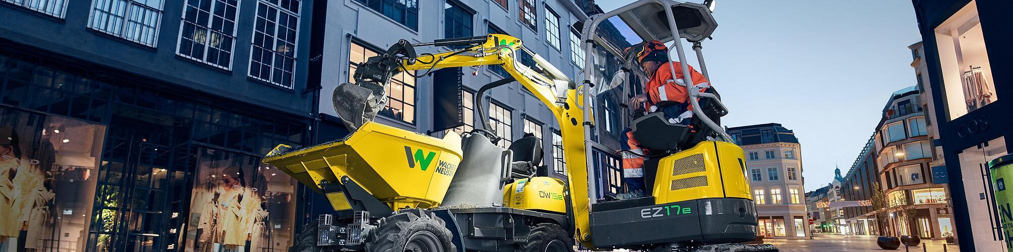 La pelle Zero Tail EZ17e de Wacker Neuson sur un chantier en ville.