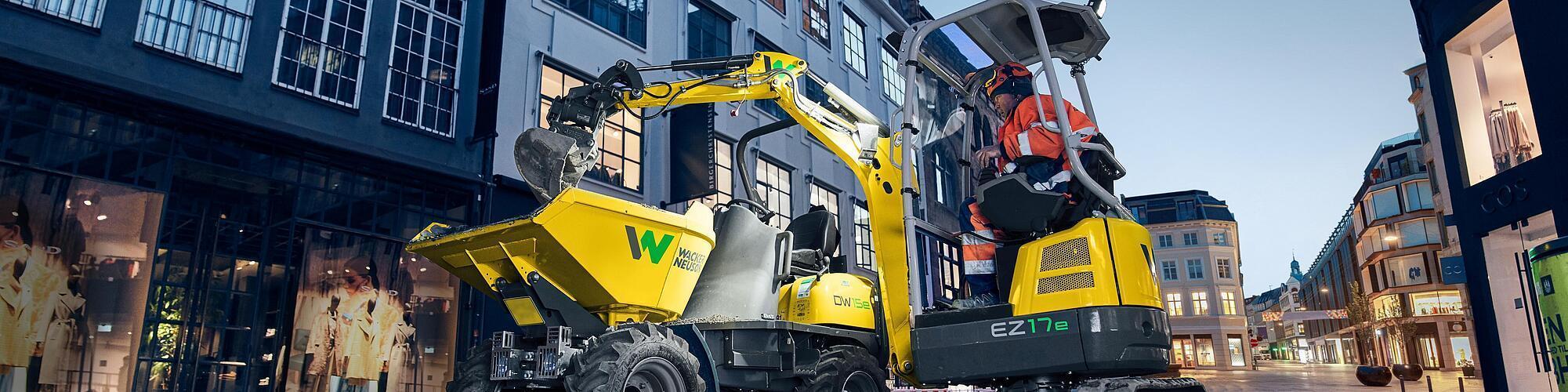 Wacker Neuson Zero Tail Bagger EZ17e im Einsatz auf einer Baustelle in der Stadt.
