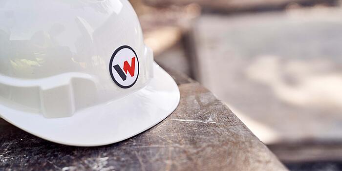 Wacker Neuson Logo auf einem Bauhelm.