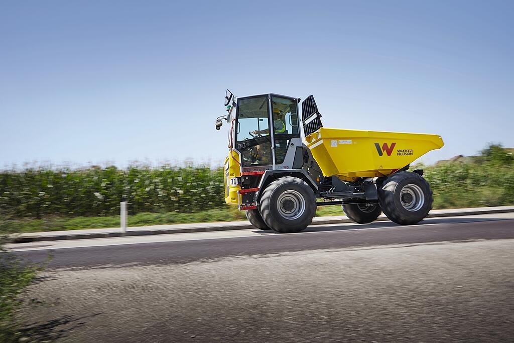 Dual View Dumper DV90 alla guida su una strada.