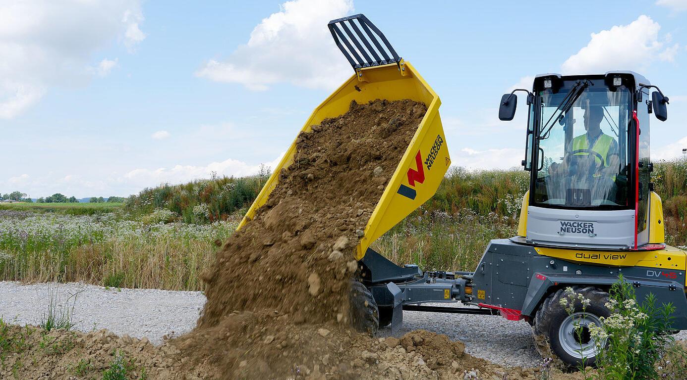 dumper con sedile girevole in un cantiere