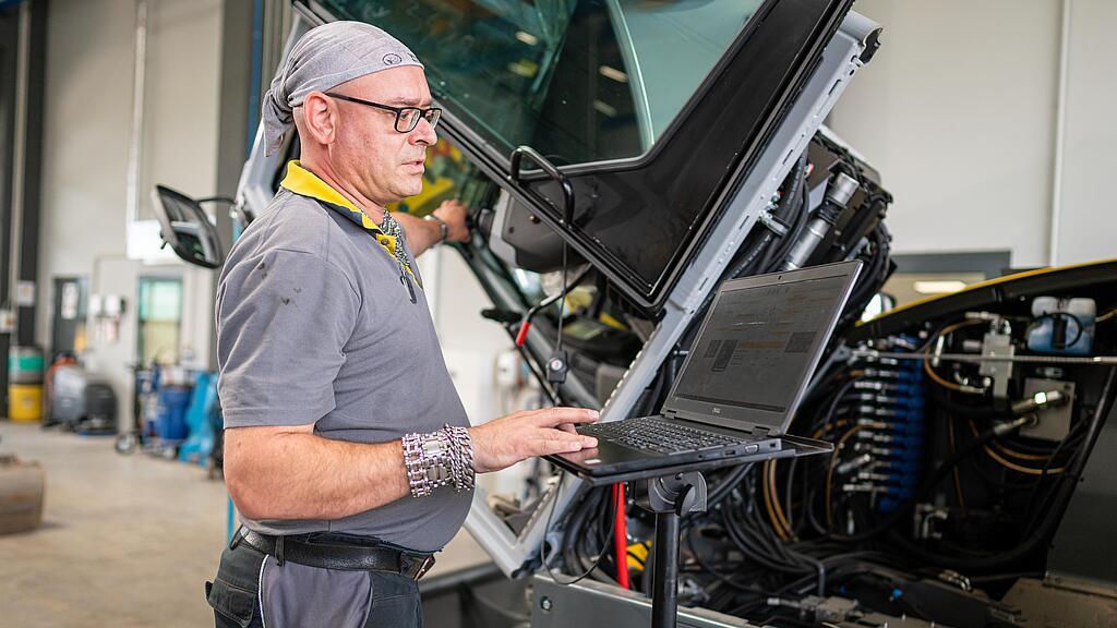 wacker neuson employee checks machine