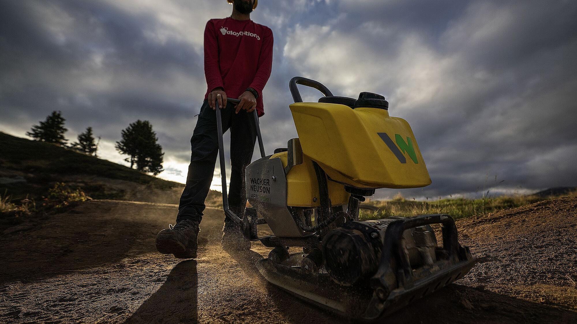 Piastre vibranti APS1135e in azione