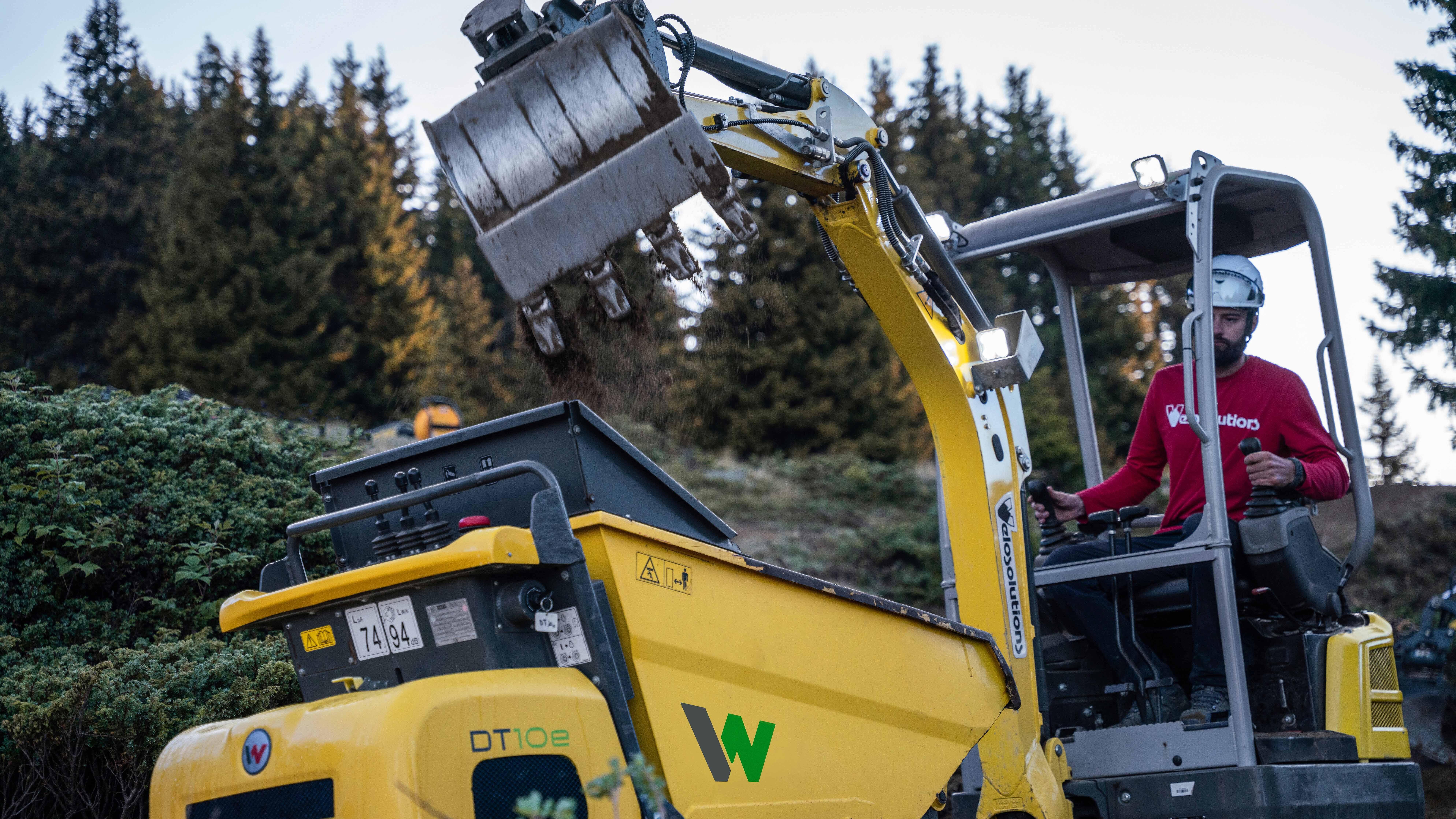 Escavatore EZ17e e dumper cingolato DT10e in uso