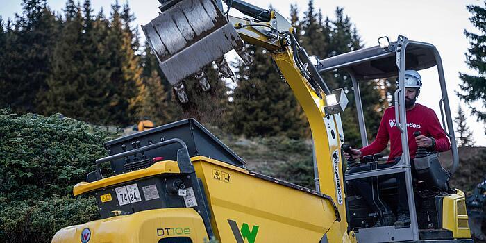 Escavatore EZ17e e dumper cingolato DT10e in uso