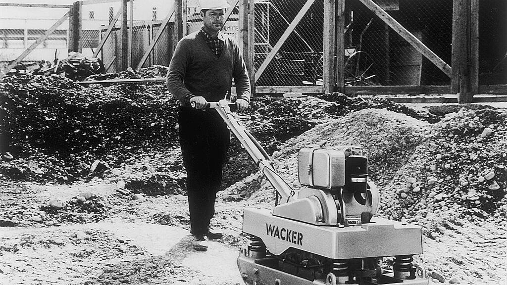 Prima piastra vibrante reversibile DVU in uso.