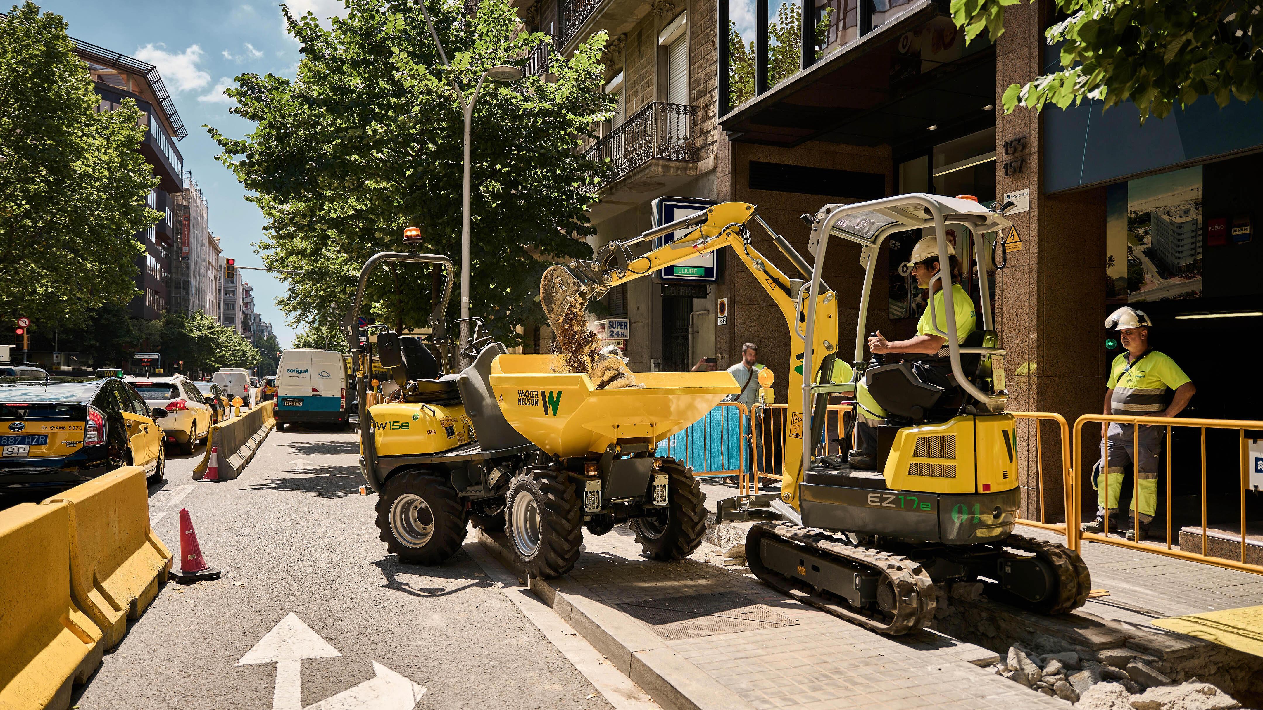 Il dumper elettrico DW15e e l'escavatore cingolato EZ17e Zero Tail in uso nel cantiere.
