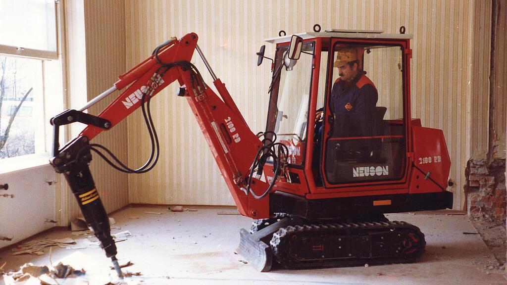Primo mini escavatore idraulico Neuson in uso.