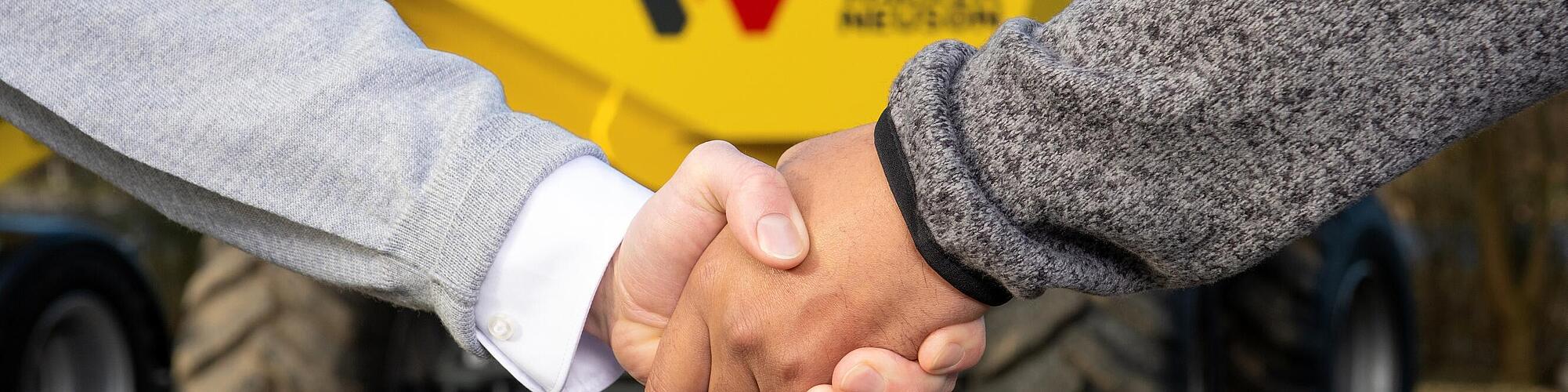 Zwei Menschen schütteln sich die Hand