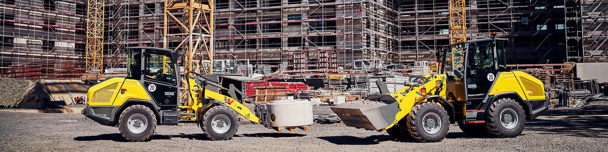 Die Performance-Radlader WL750p und WL950p von Wacker Neuson im Einsatz auf einer Baustelle.